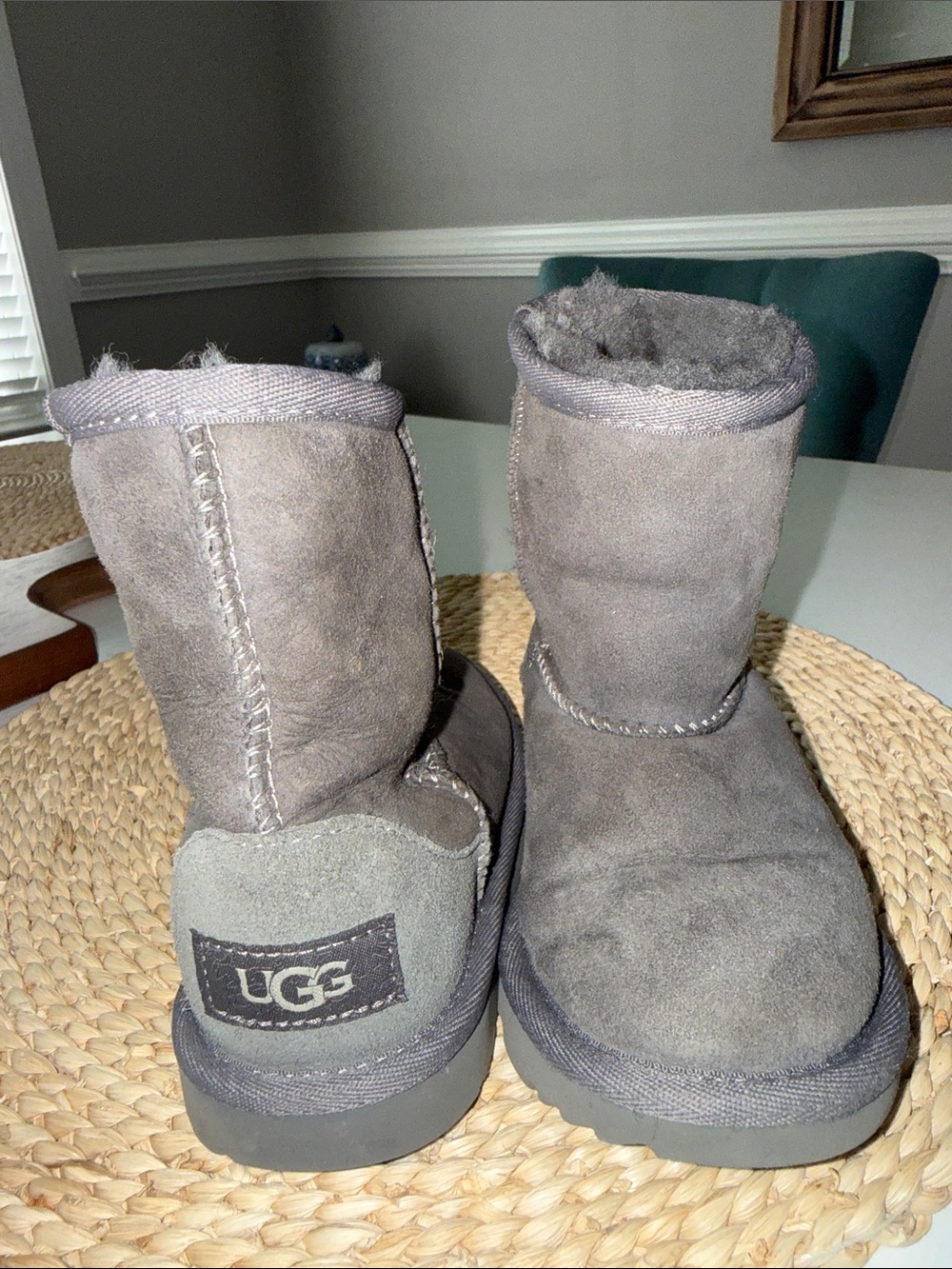 UGG Kids Short Gray Suede Shearling Boots mint condition size 10